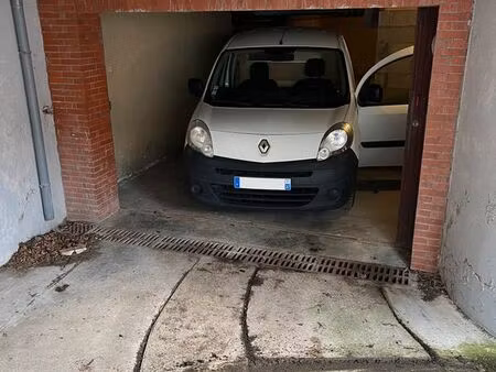 local pour parking et stockage