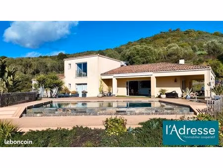 villa 5 pièces 220 m²
