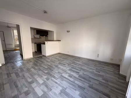 agréable appartement f2 en rez-de-chaussée avec courette