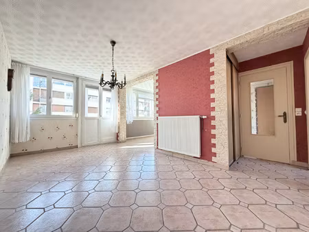 appartement de type 4 avec balcons et garage.