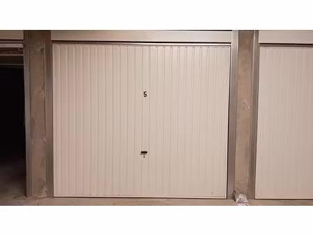 dans copropriété sécurisé  garage à louer