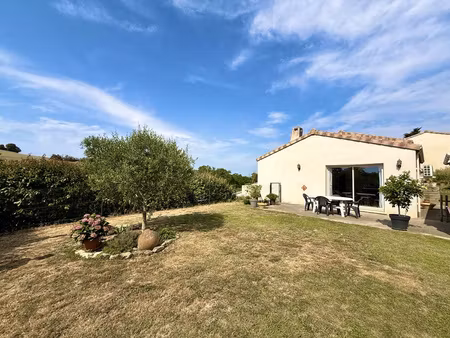 maison avec jardin et vue sur la campagne