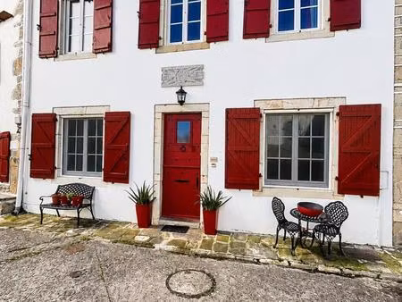 découvrez cette superbe maison entièrement rénovée  prête à accueillir votre nouveau proje