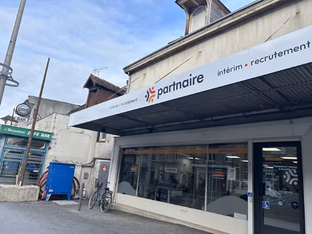 immeuble avec local loué et maison libre avec garage et jard