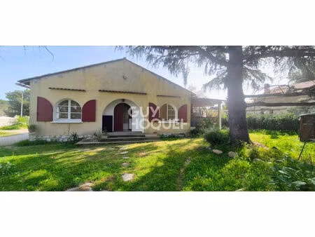 a bouc bel air  centre ville  maison de plain pied de 4 pièces  100 m2 habitables sur une 