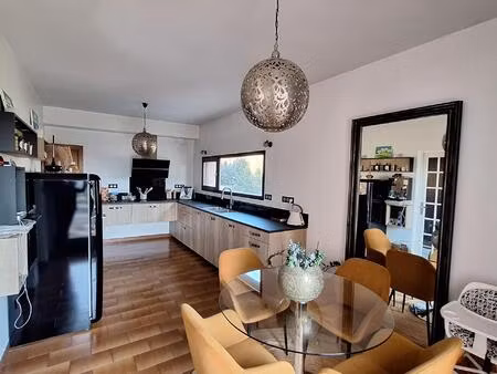 villa située dans une impasse avec piscine