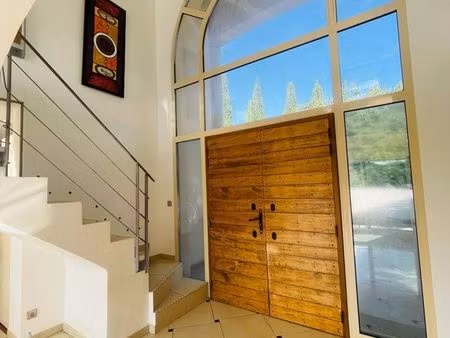 villa d’architecte 231 m² – terrain 1477 m² – piscine & jacuzzi – calme absolu sans vis-à-