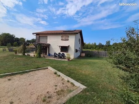 maison en paille au bord du clain