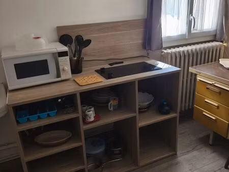 chambre avec lavabo  coin cuisine et frigo indépendants à 200m du ru  facs et hypermrché