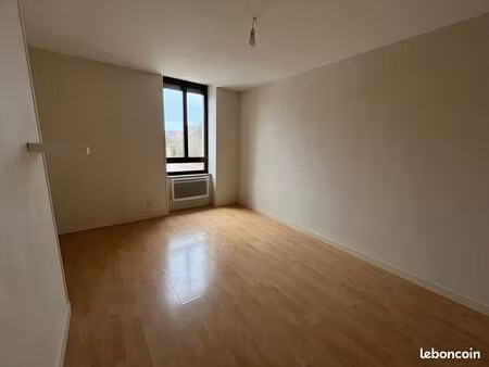 loue appartement 70m2 avec cour et garage