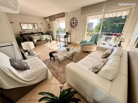 grand appartement t2 (ancien t3) + terrasse aperçu mer – les lônes – cave – dernier étage-