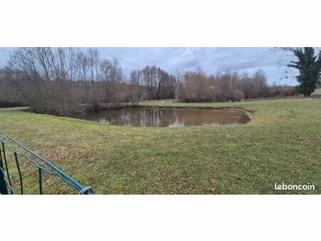 terrain avec petit etang
