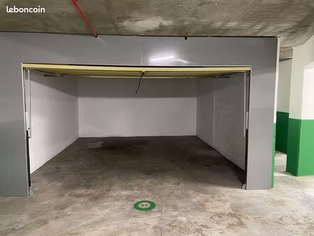 grand garage fermé sécurisé