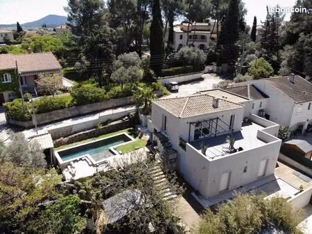 maison familiale récente avec jardin et piscine