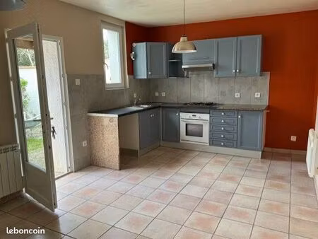 loue maison trois chambres et petit jardin