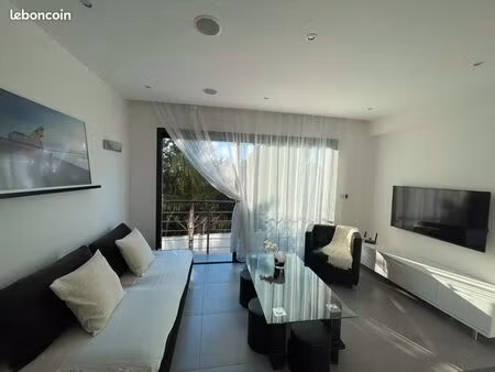 location t2 à l'année sanary