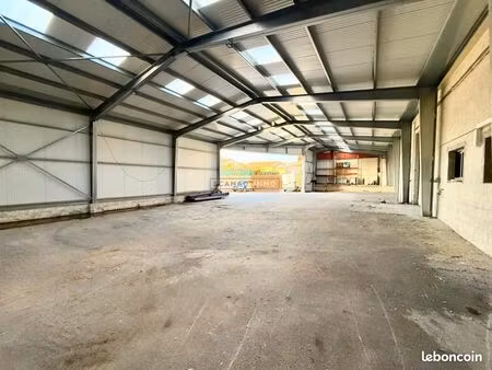 local industriel 878 m²