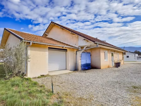 maison plain-pied offrant environ 158 m2 habitables + garage