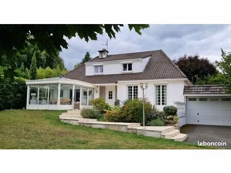 maison familiale de 165 m² avec piscine et véranda