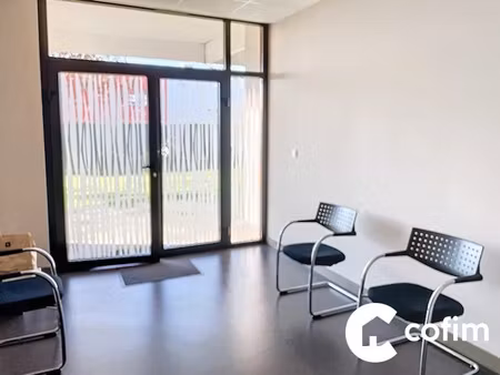 location locaux professionnels 111 m² à pau (64000)  1 300 €