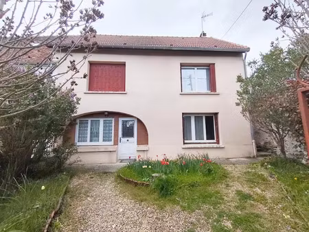 location maison 5 pièces 111 m² à ussy-sur-marne (77260)  1 300 €