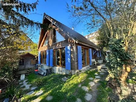 maison en bois atypique et pleine de charme  3 chambres