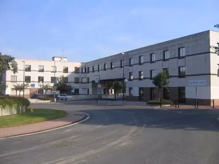 location locaux professionnels 3 pièces 54.75 m² à évry-courcouronnes (91000)  849 €