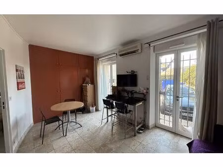 location appartement  m² t-2 à marseille 8  890 €