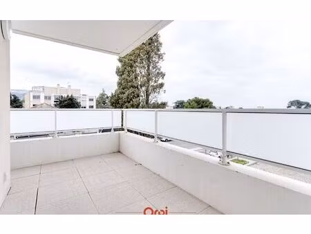 location appartement  56 m² t-3 à marseille 9  1 300 €