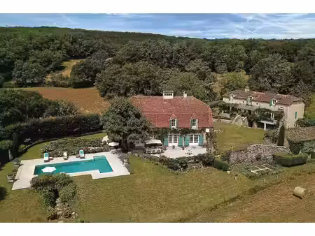 un manoir exceptionnel et élégant  situé au calme  avec des maisons d'amis et une piscine 