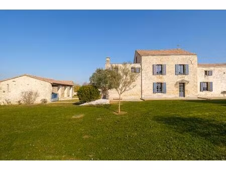 domaine familial en pierre et ses dépendances à proximité de niort