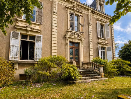 maison bourgeoise à rénover - coeur de bourg de beaulieu-sur-layon - grand terrain arboré
