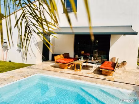 villa t5 récente avec piscine – centre-ville