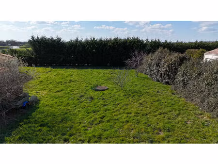 terrain a batir de 720 m² ! situé à l'entrée de la commune de st christophe du ligneron !