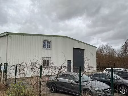 a louer à acquigny dans une zone artisanale batiment tertiaire