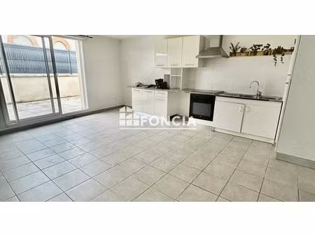 t3 labastidette centre avec terrasse et parking