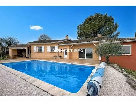 villa de plain-pied de 159 m² avec piscine sur une parcelle de 1 305 m² avec vue sur les p