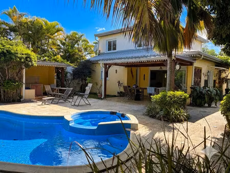 charmante villa avec piscine et bungalow en bord de ravine
