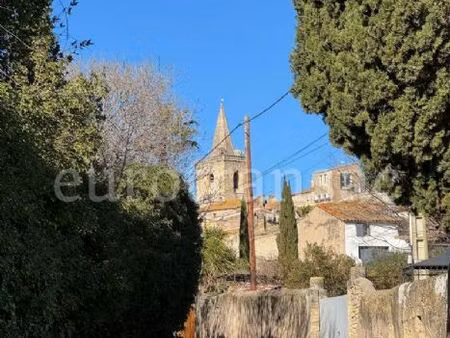beau jardin avec eau  entre campagne et village