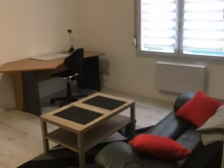 a saisir beau f2 de 36 m2 meuble refait a neuf avec box privatif