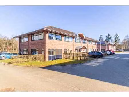 entièreté du 1er étage de 374 m² dont +- 150 m² loué (8%)