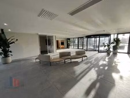 582 m² de bureaux prêts à l'emploi à proximité du r4