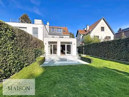 à louer – spacieuse maison 3 façades à woluwe-saint-pierre