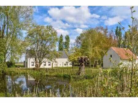 idéalement située sur un terrain de 8 720 m² sur la colline