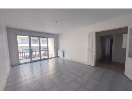 location appartement  64.16 m² t-3 à bayonne  1 055 €