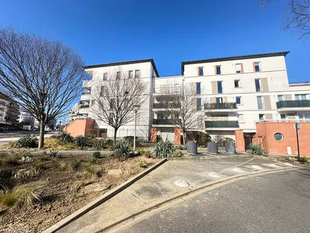 studio - dpe c- parfait état - place de parking