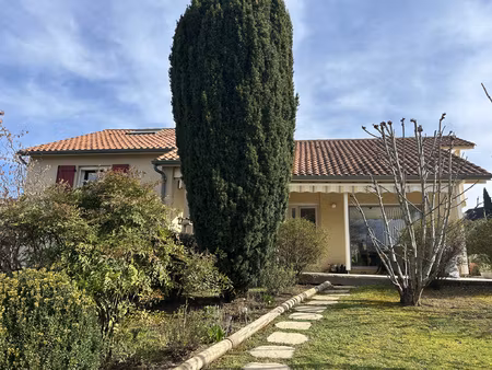 villa contemporaine avec piscine proche commerces