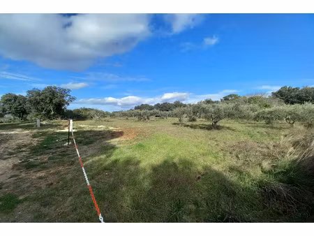 uzes 4 kms :terrain en bordure de zone naturelle 