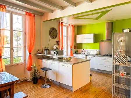 t3/t4 centre ville avec un grand garage et local attenant