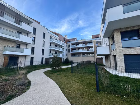appartement tres recent de 3 pieces avec balcon et parking
